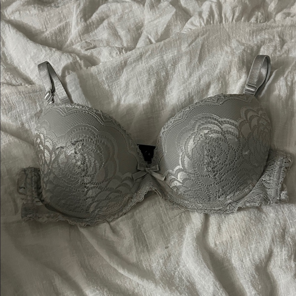 Elegant Lace Underwire Bra in Gray